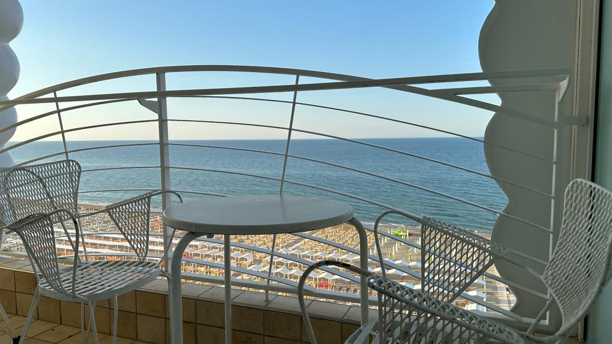 Marittimo Riccione - Hotel Clipper Fronte Mare Esterno foto
